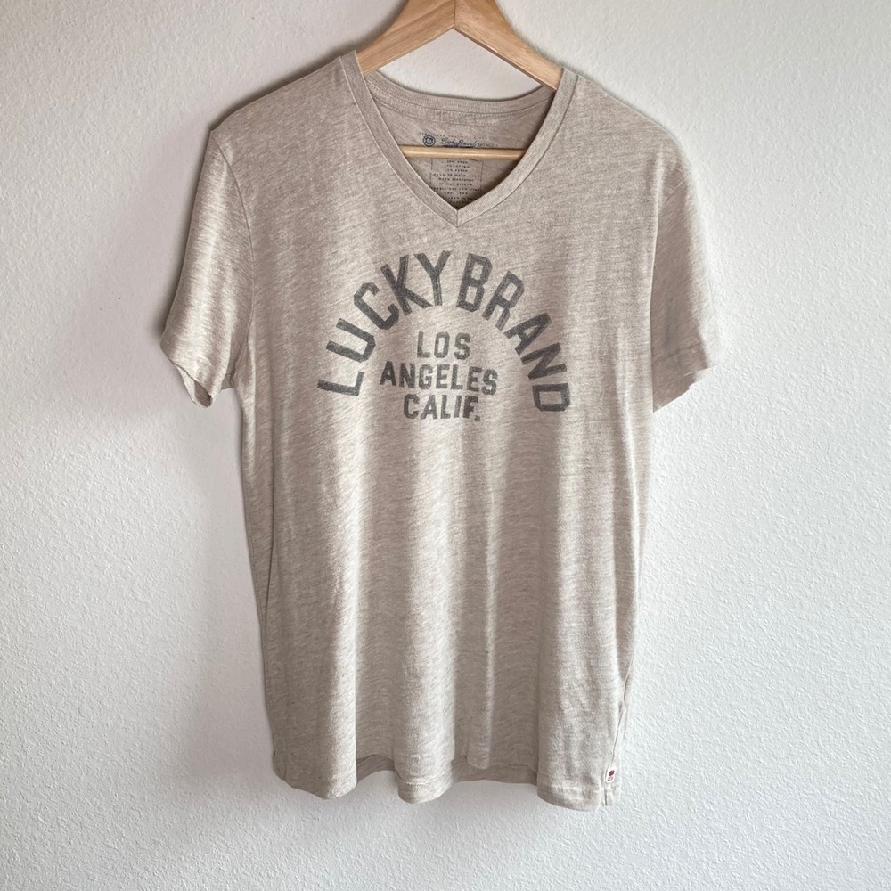 Lucky Brand T-Shirt Mens Medium Los Angeles Print Beige 4 Leaf Clover V Neck USA